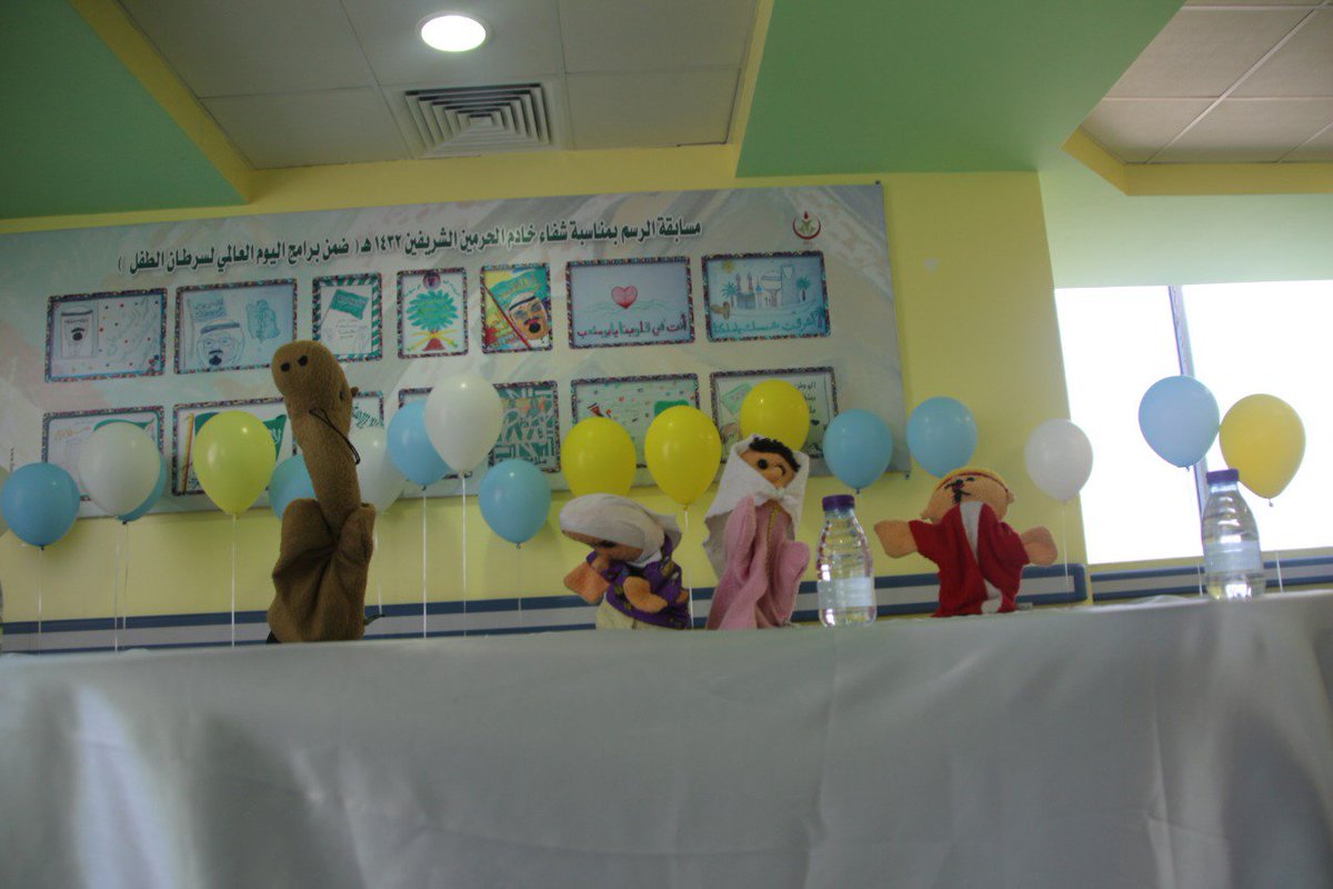 SRC_M_C's tweet photo. في زيارة لطالبات نادي التثقيف الصحي @Healthf_SRC التي تمكن فيها من رسم الابتسامة على وجهه محاربي السرطان الصغار شفاهم الله . https://t.co/emOZtKUjzS