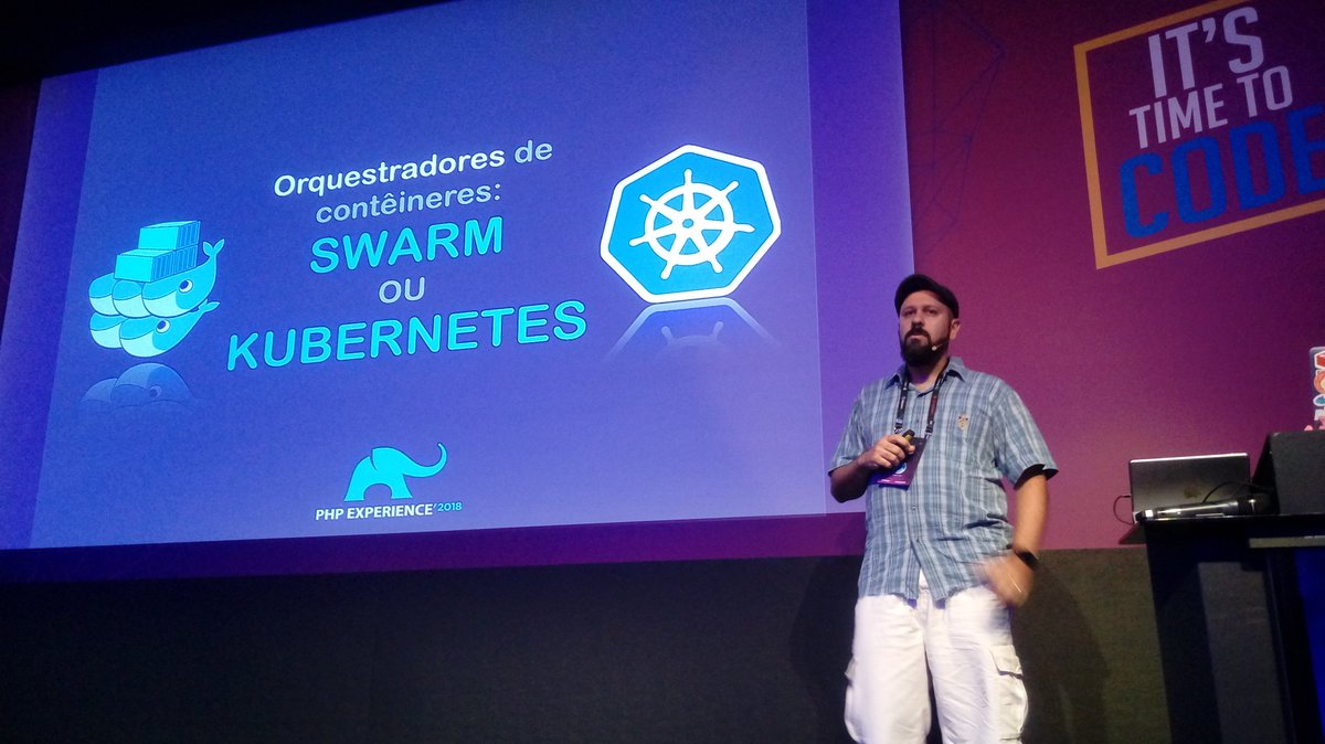 eriksencosta's tweet image. Agora tô assistindo meu vizinho de mesa que é famosão. Autor de livro e pai, entre outras muitas coisas. @_wsilva fala sobre orquestração de containers. #PHPx2018