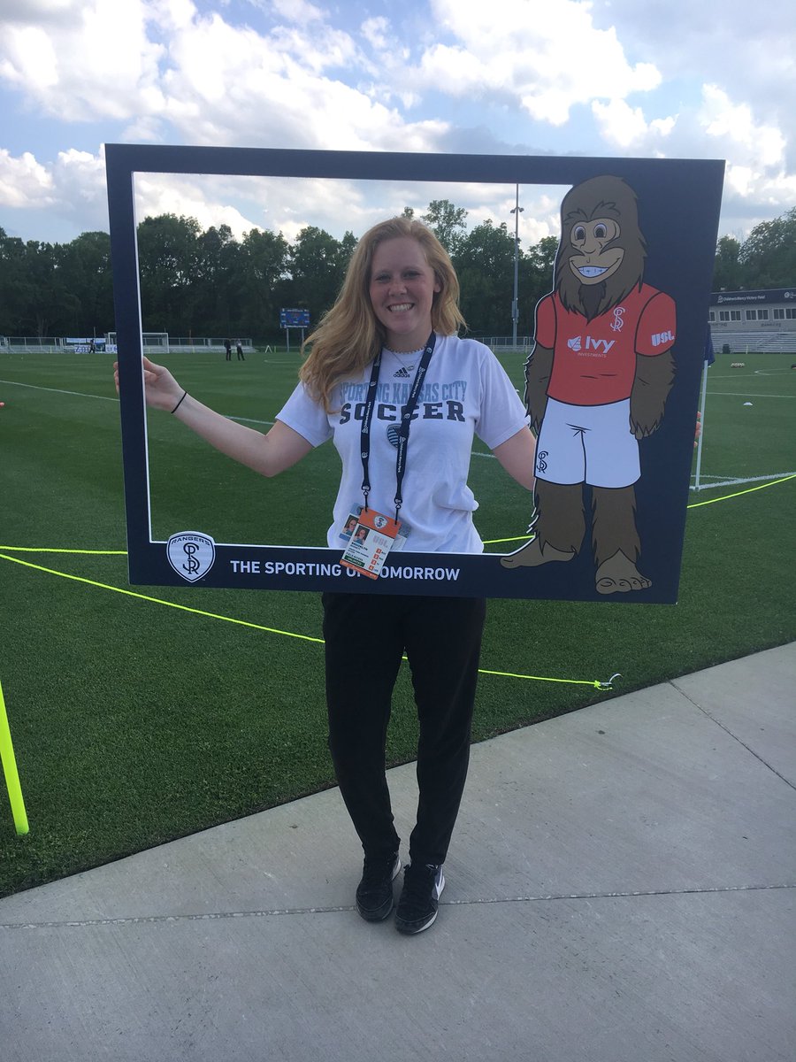 bbarnett_'s tweet photo. As an intern I had the privilege of taking people's photos during games for a contest on social media! A great idea to bring awareness and reach more followers! #mrkt389 https://t.co/Q9fdgB3oC6