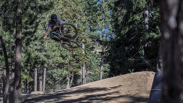 #tabletoptuesday How many of you are throwing down some tables today? We are busy getting some bike parts packaged up so hopefully you are throwing some tables for us! 📸 @slim_slammons .
.
.
.
#tabesforthebabes #yeticycles #yetisb5 #snowsummit #bigbe… ift.tt/2HbjIms