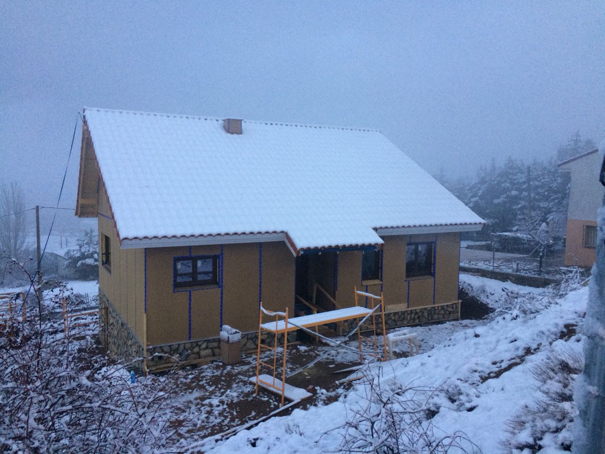 ComercialFocus3's tweet photo. Construyendo bajo todas las condiciones climatologicas posibles @ComercialFocus3 con lluvia, nieve o viento...nada nos para... 👷🏻‍♂️ https://t.co/Ox9VRiEYiA