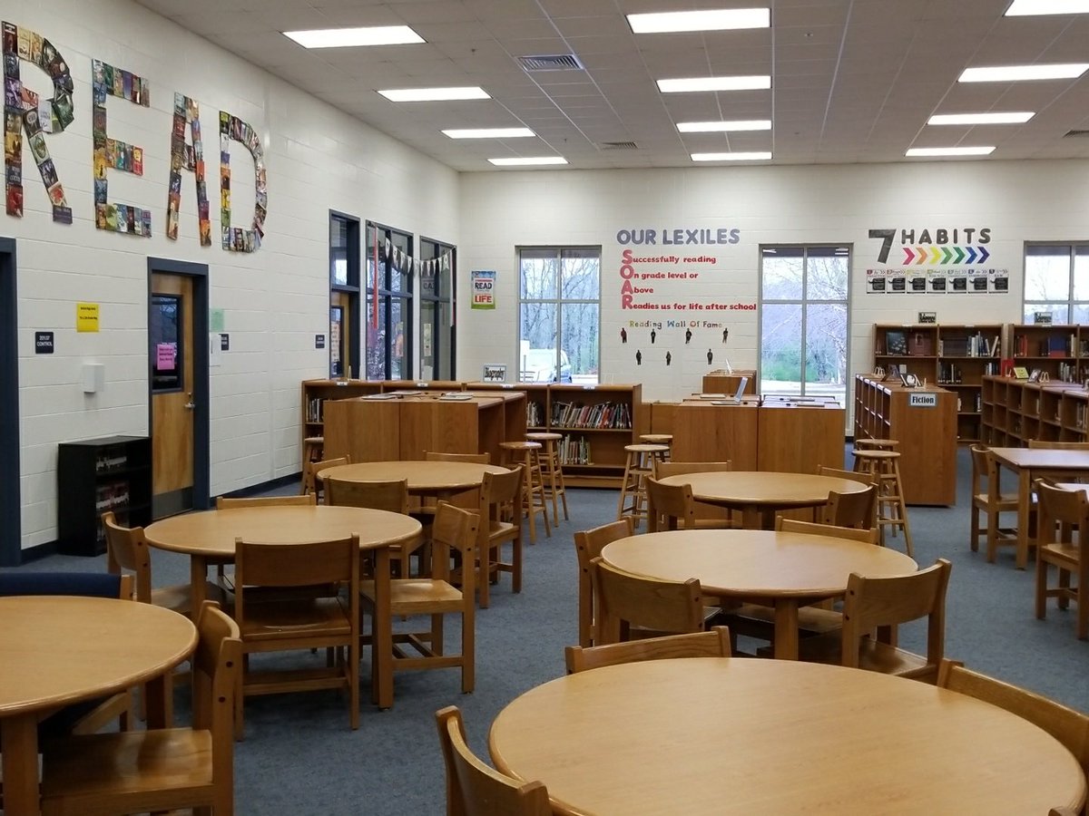 RRMSread's tweet photo. Transitioning from media center to learning commons in 180 days is nearly complete. #mctolc180days #makerspace #genrify #collabworkstations #2185pride #workingonlearning https://t.co/rULx1HoLhG