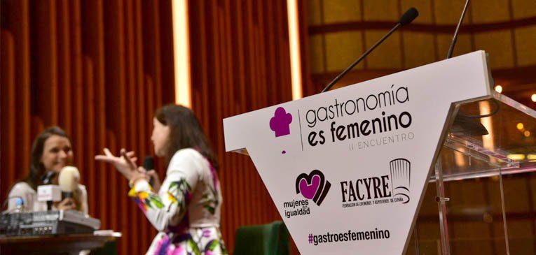 HitCooking's tweet photo. @FACYRE y la ONG 'Mujeres en Igualdad' han organizado, por segunda vez, un coloquio donde se ha reflexionado sobre el papel de la mujer en la gastronomía y los retos a los que se enfrenta.
https://t.co/NzlWdDTCkq

@BumeiBurela @lafincaelche @evaballarin @mapamagob @PlateaMAD https://t.co/cStoufGtMW