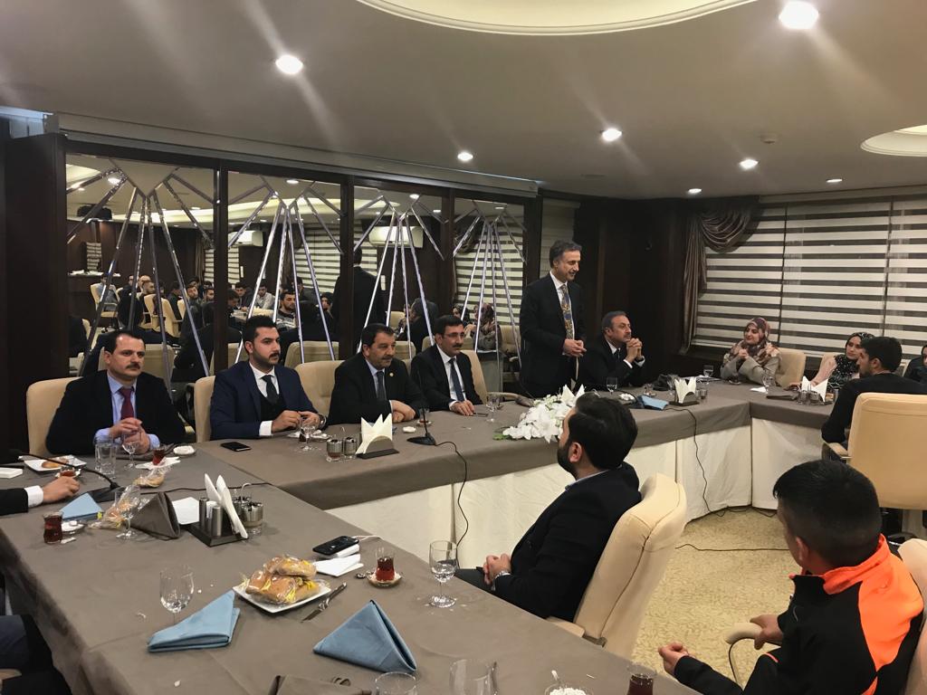 Bakan Yardımcımız <a href="/_yusufcoskun/">Yusuf Coşkun</a> beyin misafiri olarak gençlerle sohbet ettik. <a href="/_cevdetyilmaz/">Cevdet Yılmaz</a> <a href="/MHanefiGuler/">Mehmet Hanefi Güler</a> <a href="/yusufbayantemur/">Yusuf Bayantemur يوسف</a> <a href="/UniAKBingol/">ÜNİAK BİNGÖL</a>