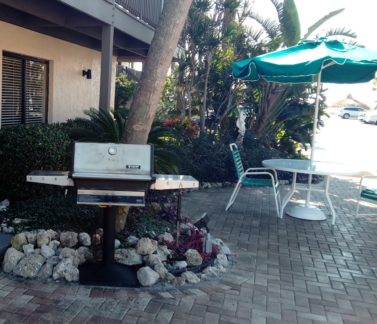 It's a beautiful day to grill out! Suntide has various locations where you can gather and have family picnic! #grillinandchillin #suntideislandbeachclub #grills #picnicareas #salttherapy #relax