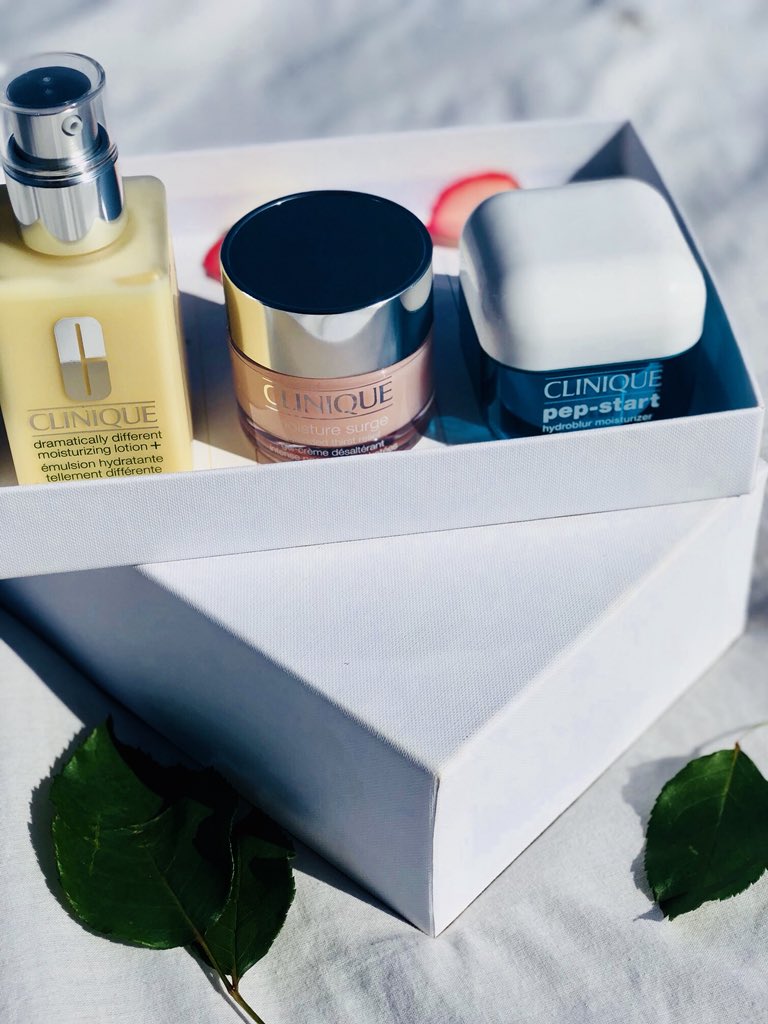 Ndamase_Siya's tweet photo. Great skin starts with the right hydrator. Discover yours from these options:
💛#DramaticallyDifferent
💓#MoistureSurge
💙#PepStart
#Clinique #SkinCare #HydrationBar #GirlTalkZA https://t.co/JVkh6fQGjk
