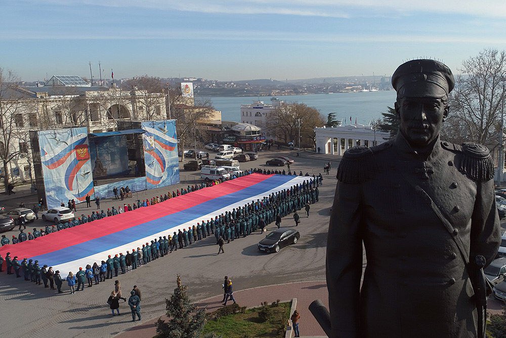 9 мая в крыму. Площадь Нахимова Севастополь. Севастополь русский город Нахимова. Севастополь русский город Нахимова флаги. Севастополь флаги России на Нахимова.