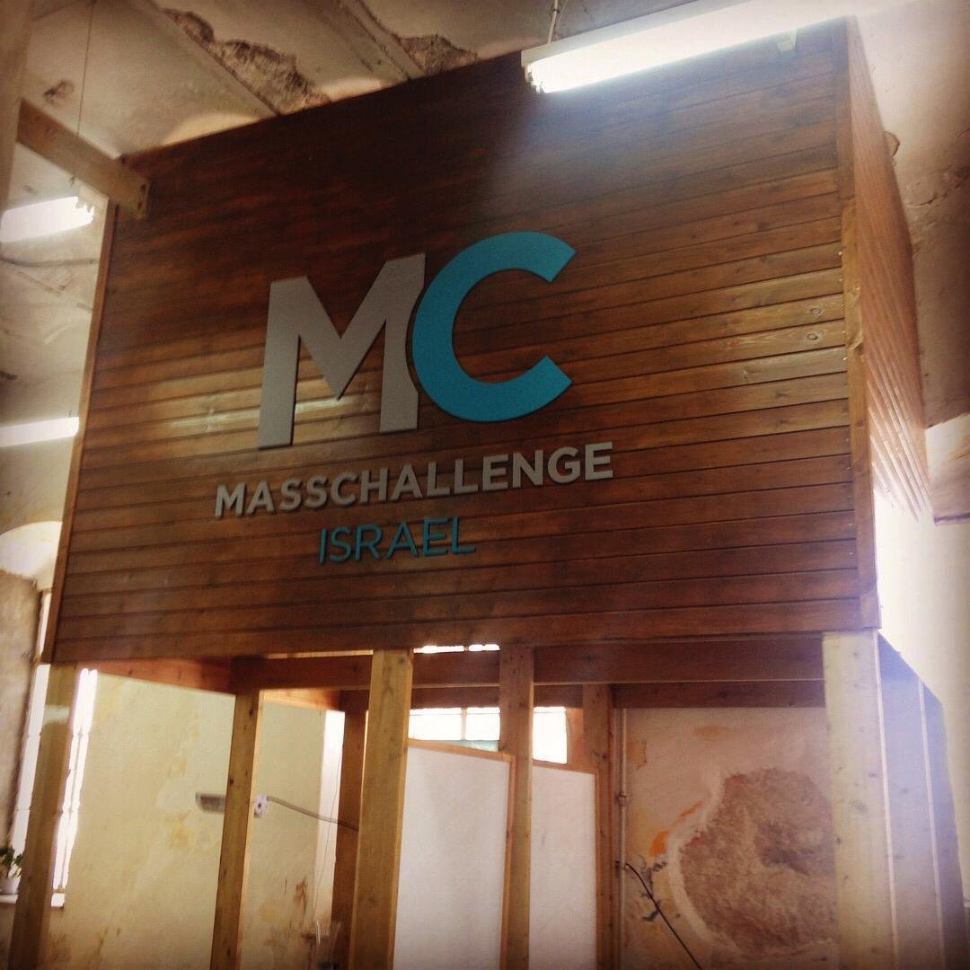 BostonUMBA's tweet image. An exploration of the Israeli innovation ecosystem wouldn't be complete without a visit to the @MassChallenge office in Jerusalem! #QuestromLife #MBAs #ThisCouldBU #FieldSeminars