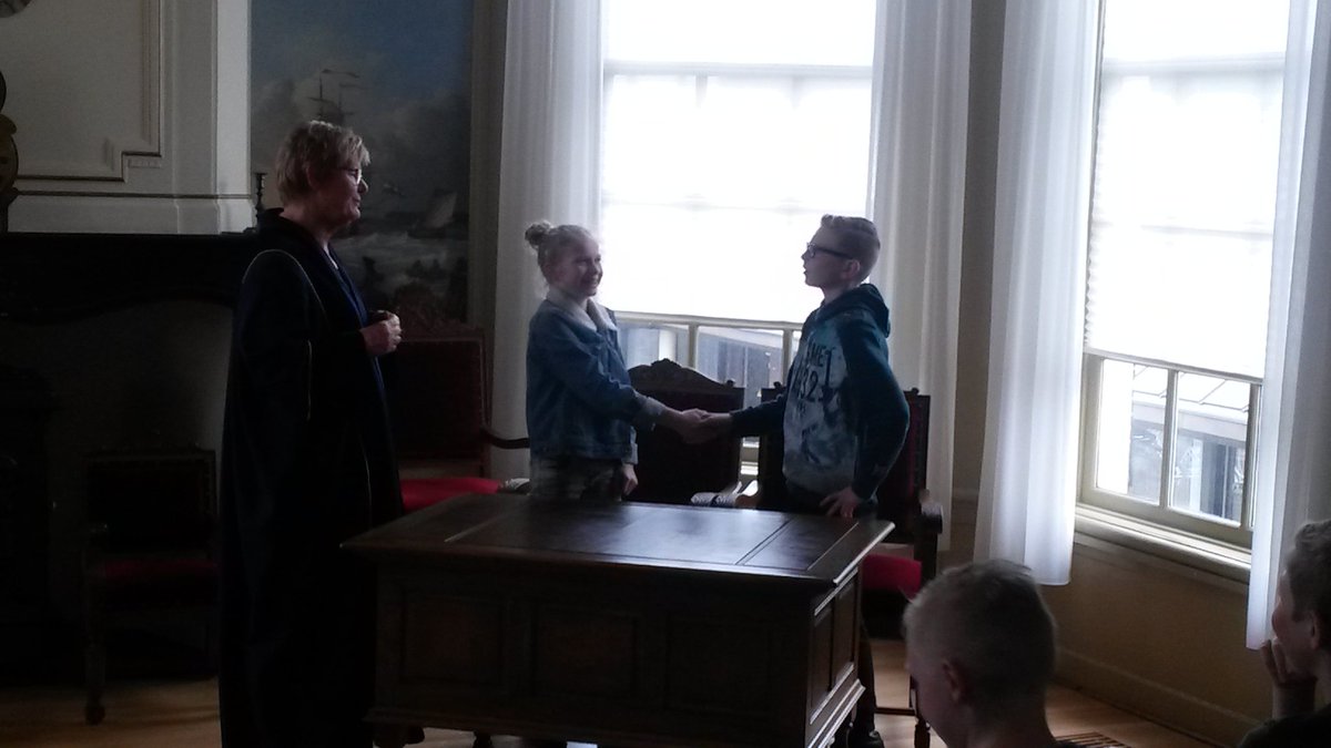 hldijksterhuis's tweet photo. Het eerste @deopenkring huwelijk @gemeenteNijkerk van dit jaar leek een feit #jeugdgemeenteraad. Even later: geen 18 = niet officieel. Veelal opluchting bij kids en @GerineHartog https://t.co/hlIdCO5HfM