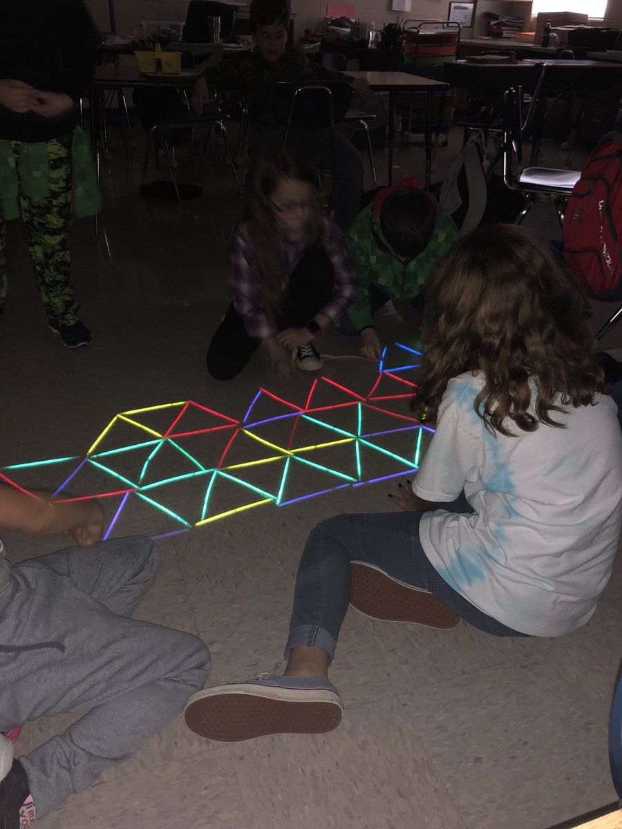 rbpierce31's tweet photo. Students loved making glow shapes during 4th grade math team @FarleyHSV @HSVk12 @aka88principal https://t.co/k60LYRYfZN