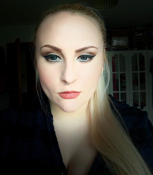Serah_Decay's tweet photo. #eyemakeup loosely inspired by @charliehidestv
#makeuplook #makeup #seriouslooking #ireland #northernireland #brows #pout #blonde #girlswithpiercings #fun https://t.co/GC944orj60 https://t.co/yaO3mzXGPu