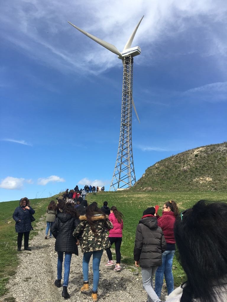 ERGnow's tweet photo. #VaicolVento! 🌬️ in #Sicilia incontra i ragazzi 👩🎓👨🎓della "Capuana" di #Mineo per parlare di #energia del #vento e sostenibilità con i #greenenERGymakers 👩🏭👨🏭. Domani si prosegue a #Palagonia coi ragazzi del Comprensivo "Blandini" #vcv18 https://t.co/vzdFhpUwH6