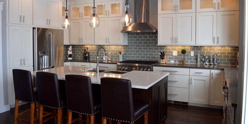 cabinetsdotcom's tweet photo. Let’s do breakfast in this inviting two-toned kitchen!☀️ https://t.co/g2NPIYuLrx