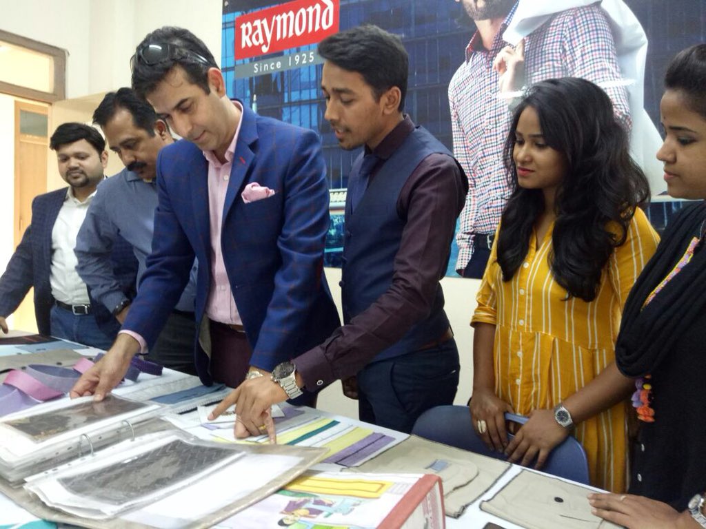 mohit_dhanjal's tweet photo. Namoskar from our Raymond Tailoring Centre, Kolkata. Mesmerized by the fine skill and craftsmanship of our students. All the best as they set out to weave their success story  #threadsoftransformation #RaymondTailoringCentre #salute https://t.co/NXUMFsq9q2