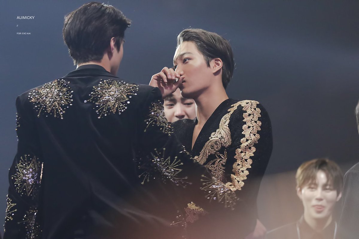 kimjipics's tweet photo. BABIES 😢 
#iHeartAwards #BestFanArmy #EXOL @weareoneEXO
 https://t.co/W3Zree80DJ