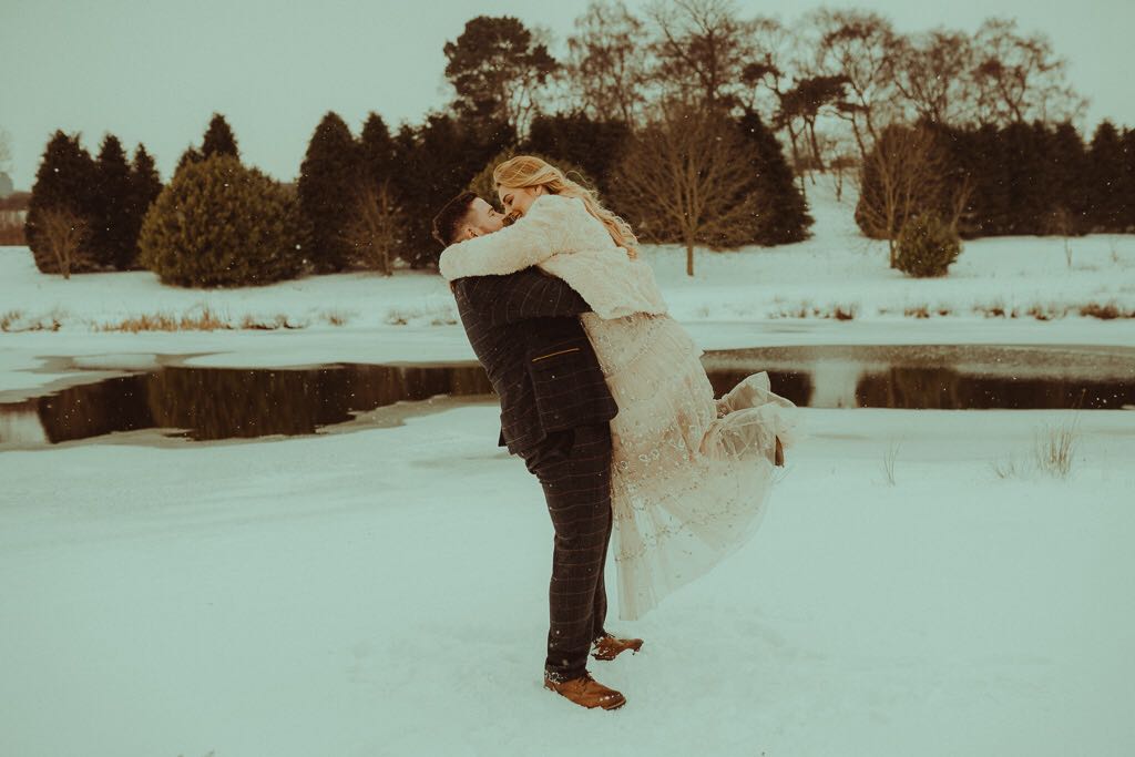 We just cant get enough of these snowy winter wedding pics. The lakes with a blanket of snow and this beautiful couple, make the perfect shot 🤗 .

Taken by the talented @belleartphotography of Ashleigh &amp; Rob at the South Causey Lakes. #NEfollowers
