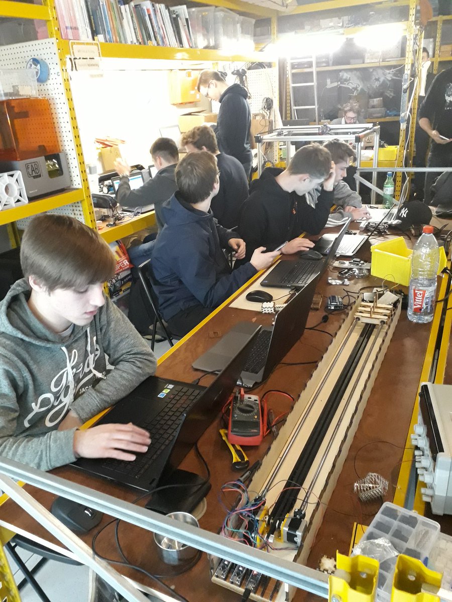 Phablabs40's tweet photo. Shooting videos of the #PHABLABS4.0 #Photonics Challenger @FabLab_Factory and @BPhotVub. LIFI in traffic. Work in progress by students of VTI Aalst. https://t.co/GJX8nokATR