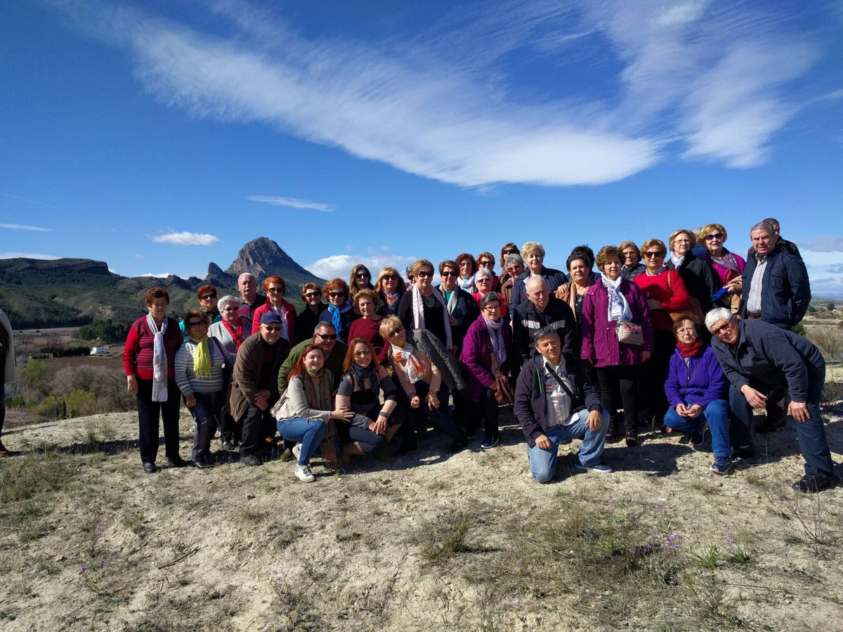Cincuenta participantes de los centros culturales de Zeneta y Torreagüera están hoy disfrutando del espectáculo de color de la floración en Cieza.
