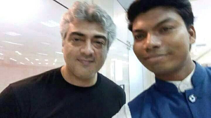 GuruAjith1's tweet photo. #Thala_Ajith Unseen Click With Fans https://t.co/0PxKXOunrq