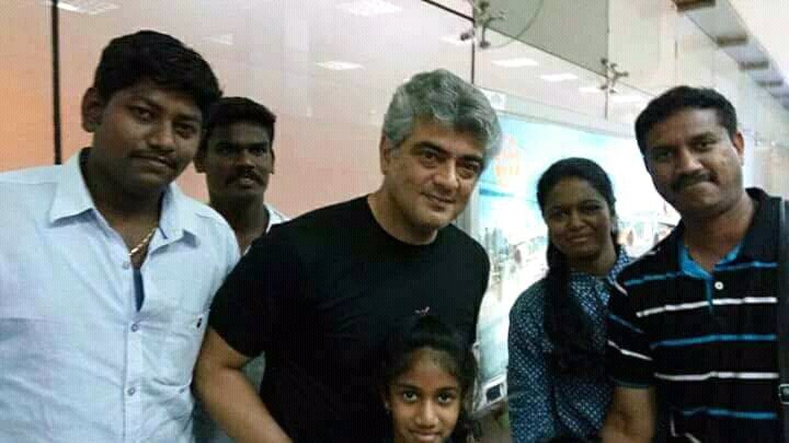 GuruAjith1's tweet photo. #Thala_Ajith Unseen Click With Fans https://t.co/0PxKXOunrq