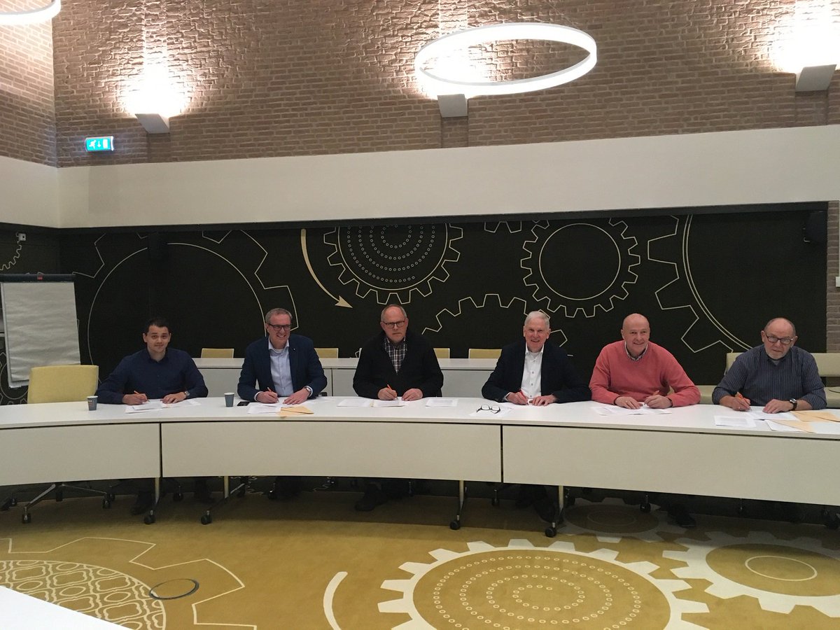 Buitensportverenigingen ondertekenen overeenkomsten  

Maandag 5 maart hebben de besturen van vijf buitensportverenigingen samen met Wethouder Sjef van Groningen hun handtekening gezet onder een nieuwe  gebruiksovereenkomst voor sportvelden en opstalovereenkomsten.