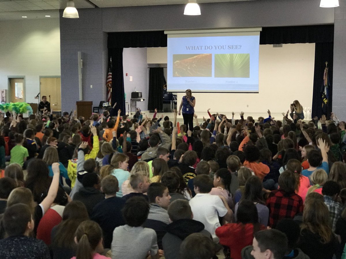 southard_ali's tweet image. The anticipation at our big reveal! 📖📚 #onebookoneschool #readingmonth #pcpsfres