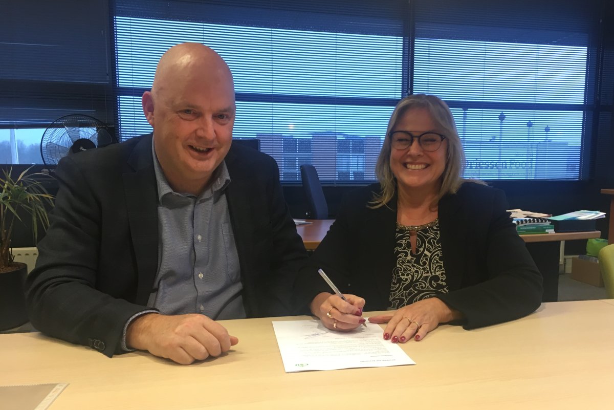 VendorBV's tweet photo. Vendor is vanaf heden benoemd tot ‘preferred partner’ van @CSUcleaning. Ton van de Ven (CSU) en Sabine Thuysbaert (Vendor) ondertekenden hiervoor recent de officiële overeenkomst. Lees meer op https://t.co/BrpfROBvQQ https://t.co/gBX7XWZxEs