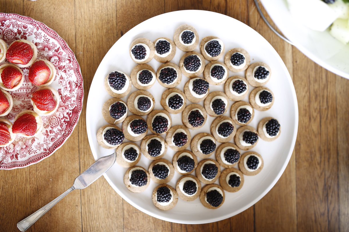 Mini tartlar sohbetinize eşlik etsin 😍🍇🍒 #thehousecafemavibahçe #izmir