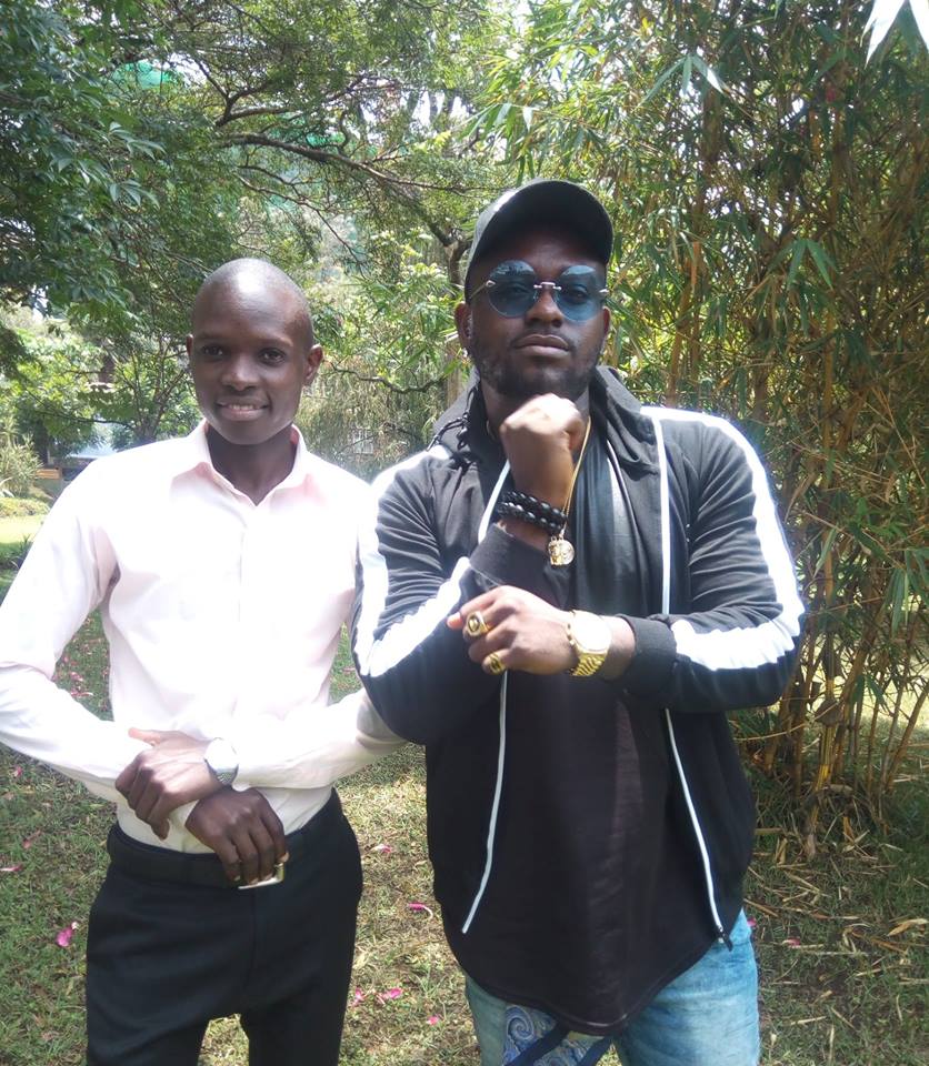 BloggerOkuku's tweet photo. Nigerian artiste OmoAkin. https://t.co/A1RpKLGzEl