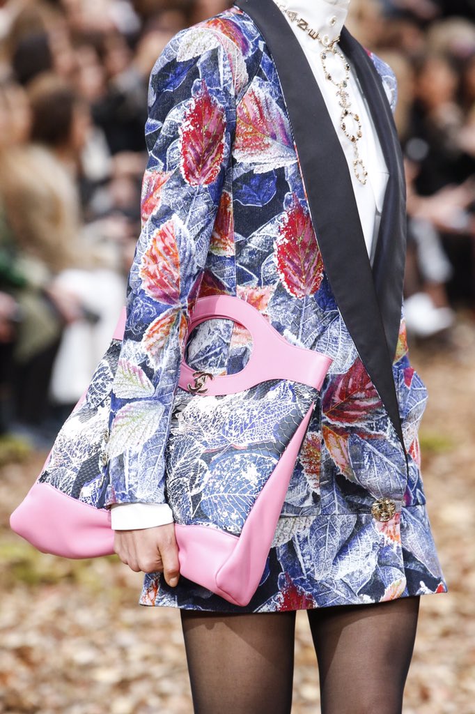 MaiSista's tweet photo. 👉 Chanel 😍
#PFW #CHANEL #fashionweek 
#parisfashionweek #ParisFashionWeek2018 
#fashion #Fashionable https://t.co/ktGnkM3Cir