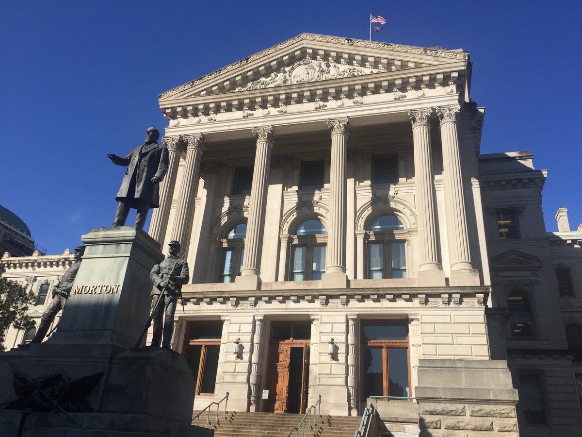 IUPublicPolicy's tweet photo. Gorgeous day at the Statehouse. Who wants to talk about #DataDriven decisions that can change Hoosiers’ lives? Come see us in the North Atrium for @IndianaMPH #MPHDataDay https://t.co/dSNe0Zfwuc