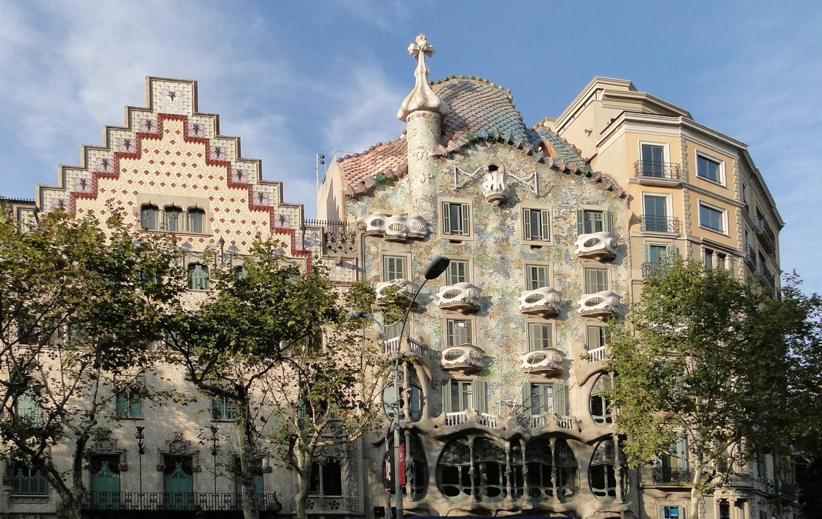 UnpuzzleB's tweet photo. So many stunning buildings in Eixample! Here we can find the work of three of Barcelona's most important Modernist architects, Casa Lleó-Morera, Casa Amatller and Casa Batlló! #unpuzzle #tourism #barcelona #tour #unpuzzlebcn #bcn #beauty https://t.co/pWZyUq8D6G