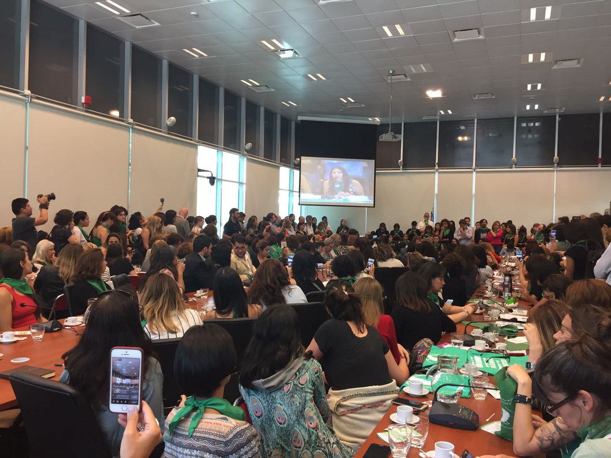 MarchaOrgAr's tweet photo. Dentro y fuera del Congreso exigimos el debate y aprobación del proyecto de Ley de Interrupción Voluntaria del Embarazo. ¡Cientas gritando, sin #AbortoLegal no hay #NiUnaMenos!

¿Queres conocer de qué se trata este proyecto? Leé Marcha: https://t.co/RrW5kZQcwh

@CampAbortoLegal https://t.co/PxRuPBs0OU