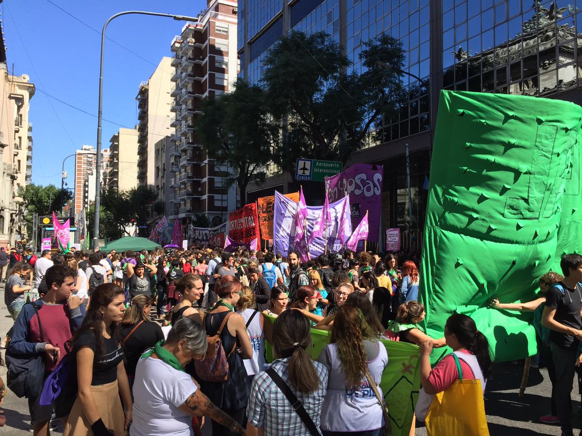MarchaOrgAr's tweet photo. Dentro y fuera del Congreso exigimos el debate y aprobación del proyecto de Ley de Interrupción Voluntaria del Embarazo. ¡Cientas gritando, sin #AbortoLegal no hay #NiUnaMenos!

¿Queres conocer de qué se trata este proyecto? Leé Marcha: https://t.co/RrW5kZQcwh

@CampAbortoLegal https://t.co/PxRuPBs0OU