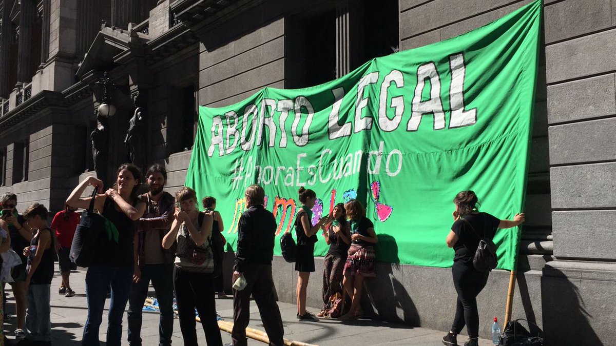 MarchaOrgAr's tweet photo. Dentro y fuera del Congreso exigimos el debate y aprobación del proyecto de Ley de Interrupción Voluntaria del Embarazo. ¡Cientas gritando, sin #AbortoLegal no hay #NiUnaMenos!

¿Queres conocer de qué se trata este proyecto? Leé Marcha: https://t.co/RrW5kZQcwh

@CampAbortoLegal https://t.co/PxRuPBs0OU
