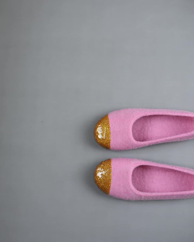 musiumuse's tweet photo. Just can't stop posting it 😁
#feltedslippers #womenfootwear
.
.
#shoes #felt #filz #feltro #velt #veltinis #pinkshoes #musiumuse #etsyseller #goldglitter #homeandliving #giftsforher #handmadegifts #handmadefashion #wolle #laine #lana #wool #balletflats #womenslippers … https://t.co/4yuxVwu3oZ