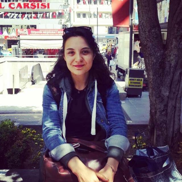 sonerkkarabulut's tweet photo. Geçtiğimiz ay İzmir’de,halktan çalınan paraların Man Adası’nda aklanmasını ve Saray’ın yolsuzluklarını protesto ettiği için tutuklanan SGDF üyesi Alev Özkiraz tahliye edildi. https://t.co/Gu6f5MPZbe