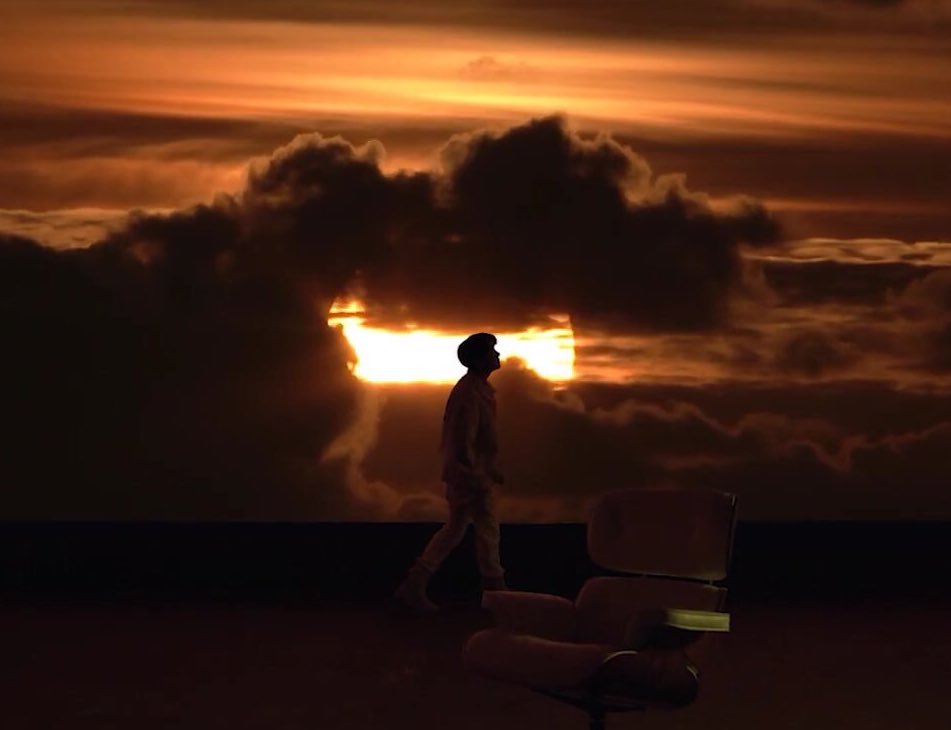 sceneryfortae's tweet photo. rare pictures of 2 suns gathered together #AIRPLANEMV #iHeartAwards #BTSARMY #BestFanArmy @BTS_twt https://t.co/kRzvbHskYq