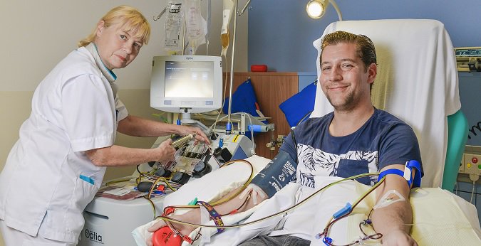 SUCSEZBV's tweet photo. Voor patiënten met een vorm van bloedkanker, zoals leukemie, zijn stamcellen van een donor vaak de laatste kans op leven. Jij kan iemand die kans geven door je aan te melden als stamceldonor! SUCSEZ draagt het initiatief van @MatchisNL een warm hart toe. https://t.co/nPCTDY9TUo https://t.co/dv7LLe4fPD