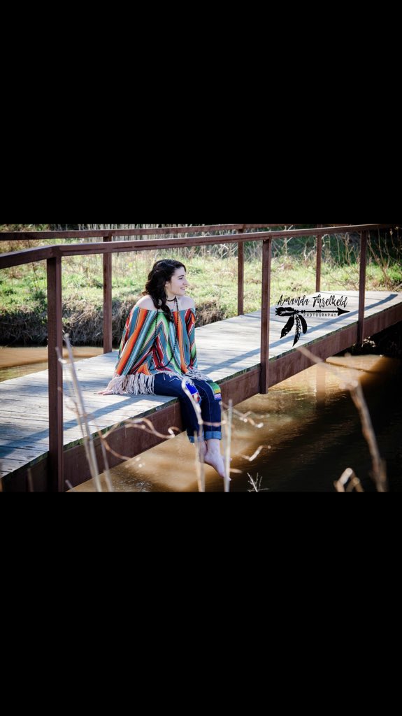bbaaiilleeyy_18's tweet photo. Sneak peek of my senior pictures. I’m so in love with them!😍 https://t.co/uOFsD7uhQv