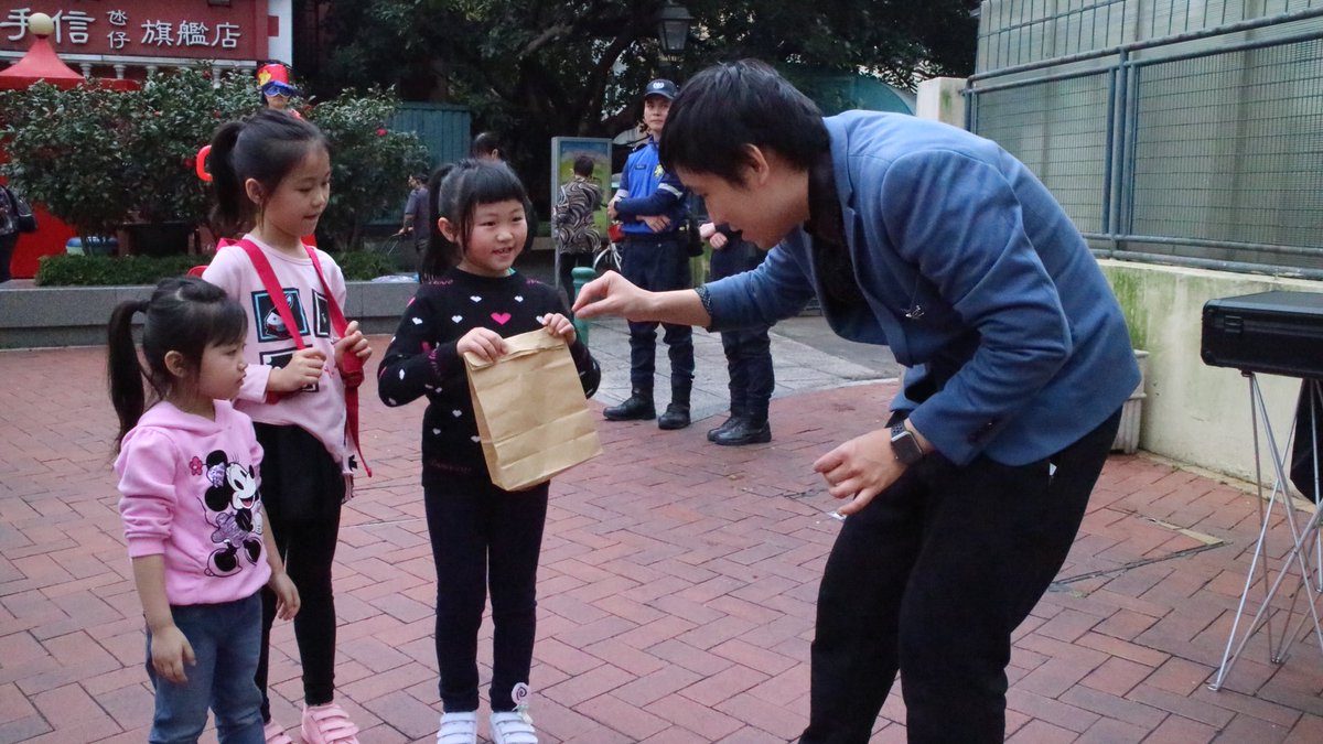 ummagic1's tweet image. 創會會長魔術師Leo. 在 氹仔市集同遊客，小朋友表演魔術

#澳門大學魔術會
#澳門大學魔術會會長
#澳門大學