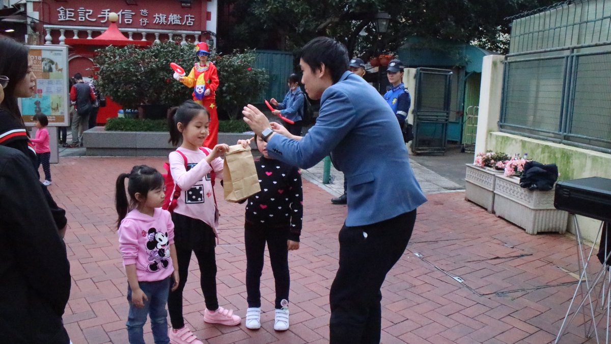 ummagic1's tweet image. 創會會長魔術師Leo. 在 氹仔市集同遊客，小朋友表演魔術

#澳門大學魔術會
#澳門大學魔術會會長
#澳門大學