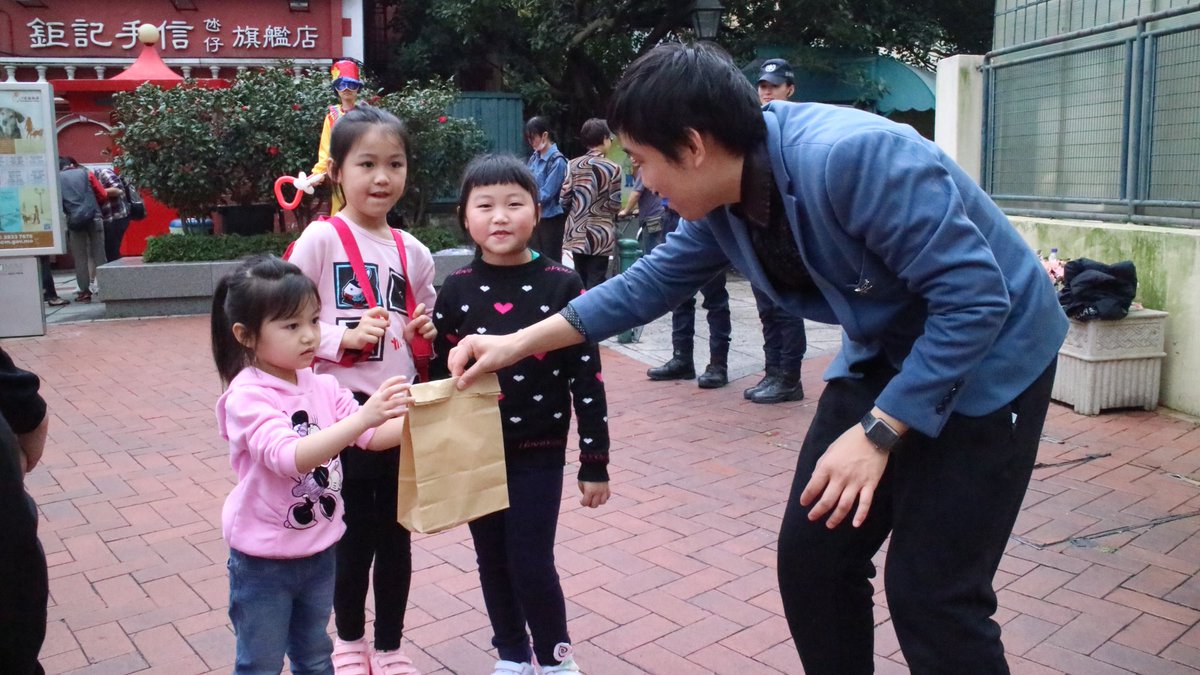 ummagic1's tweet image. 創會會長魔術師Leo. 在 氹仔市集同遊客，小朋友表演魔術

#澳門大學魔術會
#澳門大學魔術會會長
#澳門大學