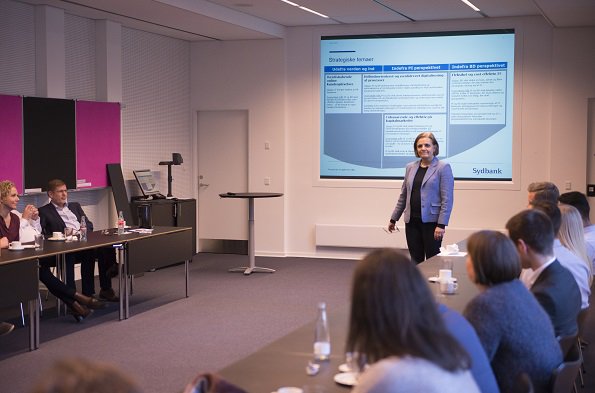 Tak for besøget til de 15 kandidater fra Bankdata, som kom forbi <a href="/SydbankDK/">Camilla Geipel</a> i Aabenraa til en snak om fremtidens bankverden, disruption og digitalisering #dkfinans #sydbank