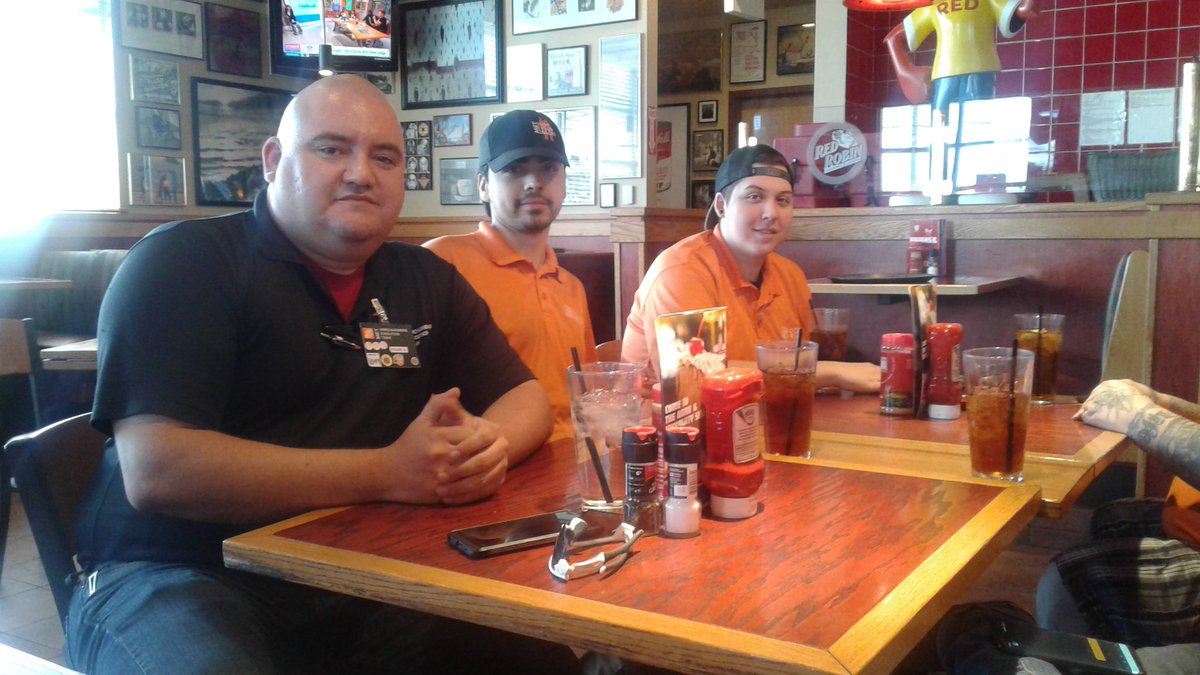6818MET's tweet photo. Capped off the MET 10 year anniversery with a great lunch at Red Robin @MetJaime @chance_lowry @JudithR74613120 https://t.co/klocvcreXp
