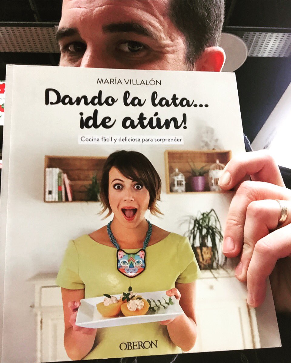 BlasRuizGrau's tweet photo. Aquí un apasionado de las latas de atún. ¡Aquí un libro creado por @Maria_Villalon que me va a ayudar a disfrutarlas mucho más! https://t.co/O6axYzVysU
