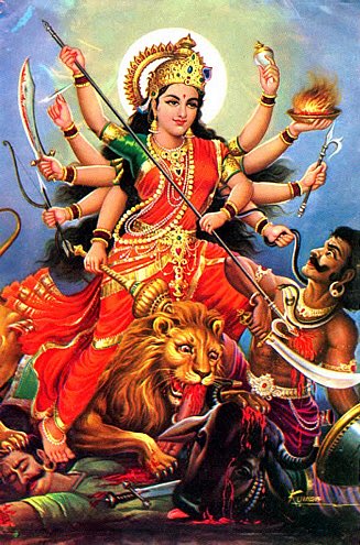 インド神話の天竺奇譚 そういえば バーフバリ に登場するこの生贄を欲する女神がカーリーかドゥルガーか 生首持ってるので カーリー様です シンプルにデザインされているのでわかりにくいですが 青い肌に生首持つのがカーリー ライオンや虎に乗るのが