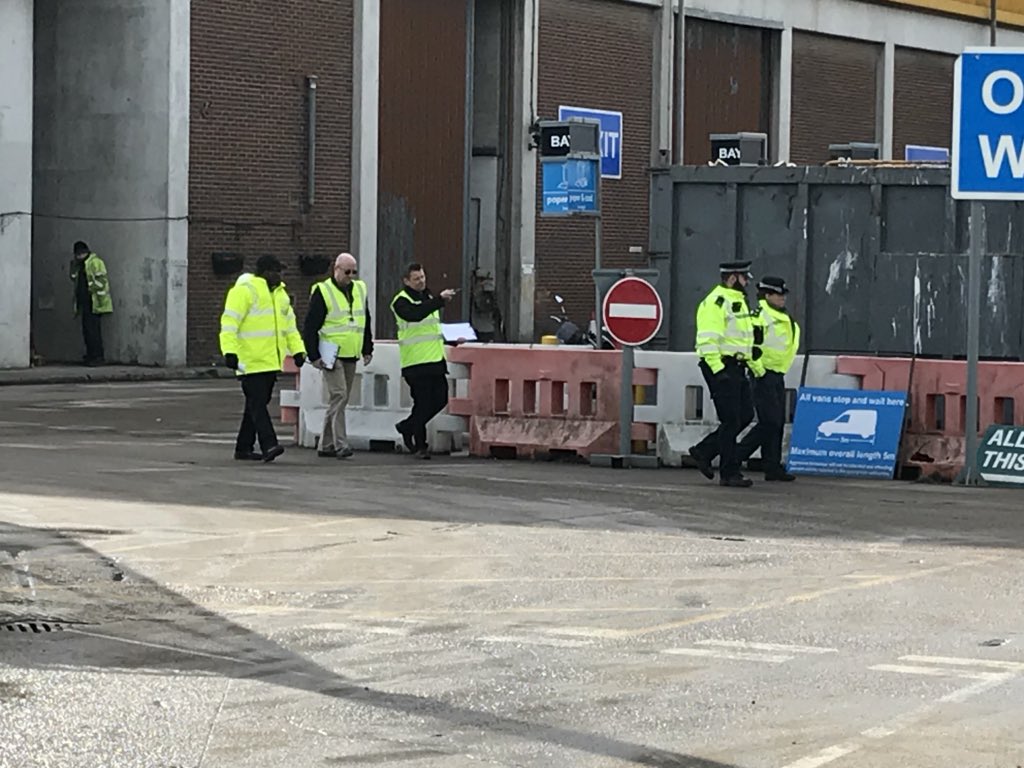 MPSWestCroydon's tweet photo. On a #operation with @CroydonCouncil earlier at @VeoliaUK refuse & recycling centre on #FactoryLane ensuring only #residents were using the tip - glad to report with the exception of 1 vehicle issued a warning, all is well 😊 #partnershipworking https://t.co/IQYpAVQlfM