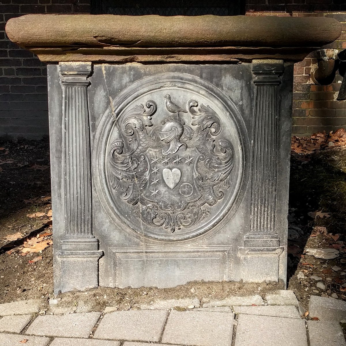 HelloPeppers's tweet photo. Walking around the Granary Burying Ground we came upon Peter Faneuil's tomb. I find it truly amazing that after 275 years his tomb still holds extensive detail while the graves surrounding his faded and became unreadable over time. 
#faneuilhall #Boston #TravelTuesday https://t.co/2aMOxPefWj