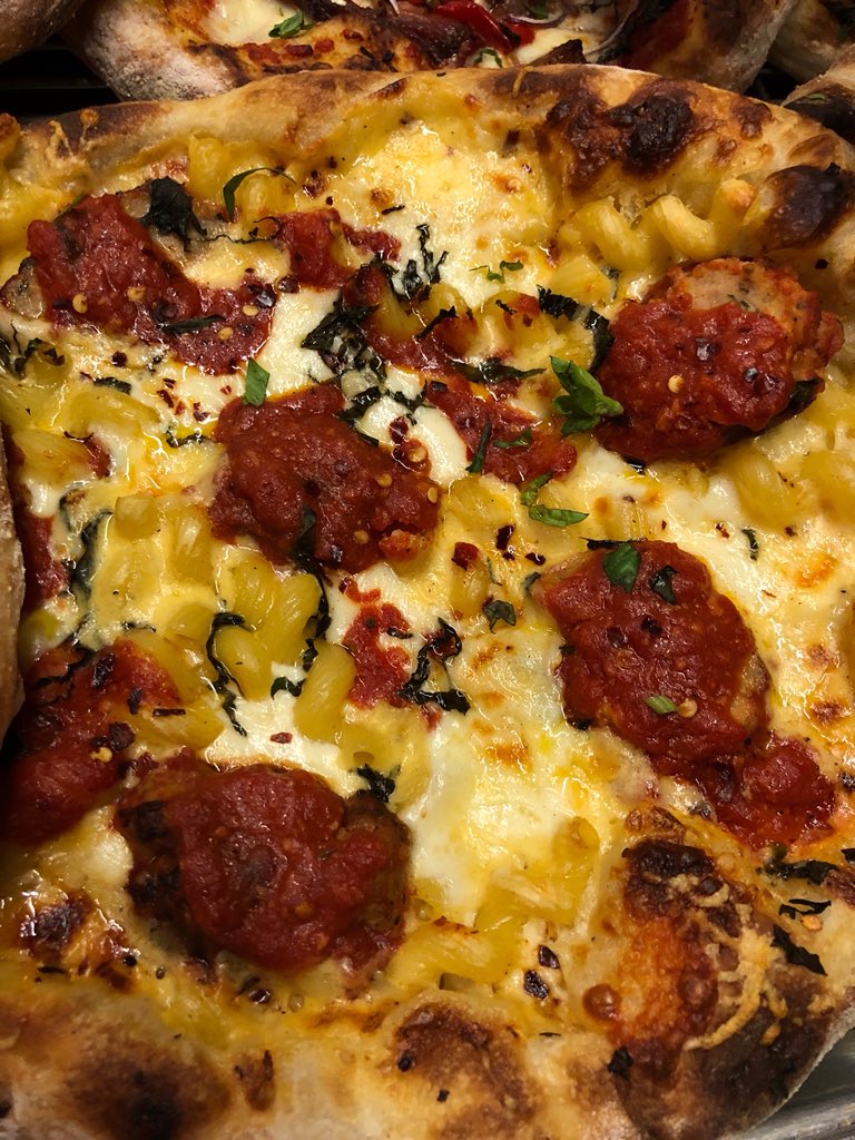 ArtisinBaker's tweet photo. Mac &amp; cheese &amp; homemade meatball pizza 🤤🤤🤤 https://t.co/bVHl6ggaEV